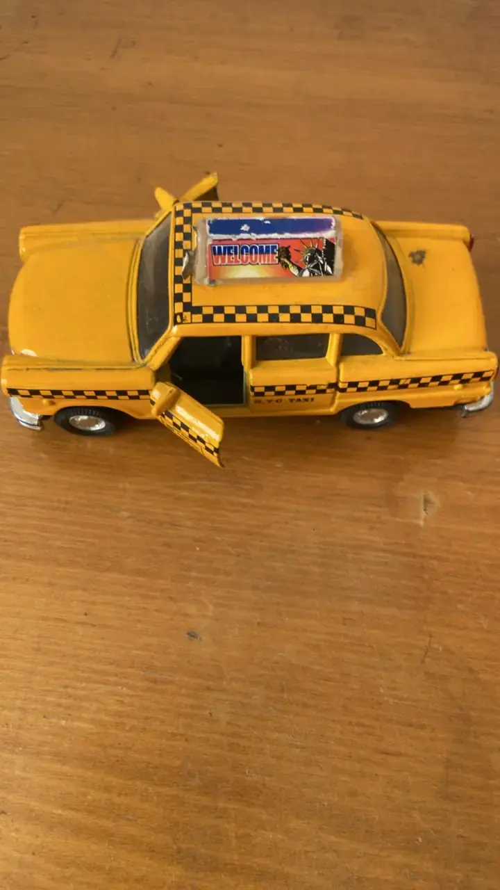 Taxi de juguete amarillo con puertas móviles