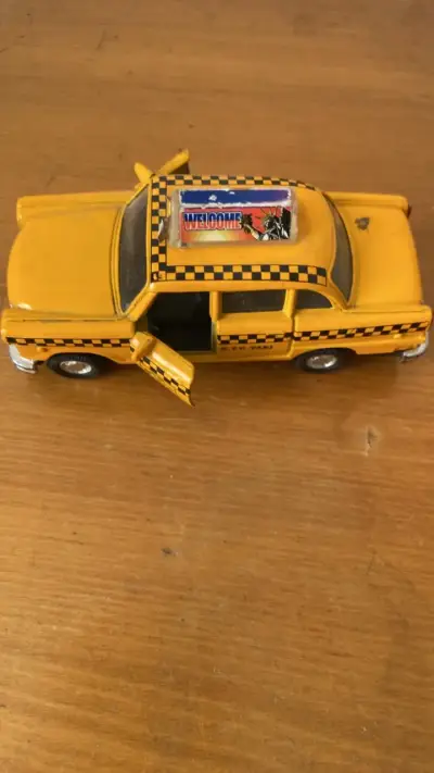 Taxi de juguete amarillo con puertas móviles - miniatura 1
