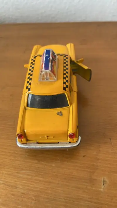 Taxi de juguete amarillo con puertas móviles - miniatura 2