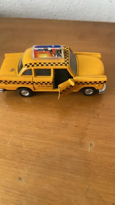 Taxi de juguete amarillo con puertas móviles - miniatura 3
