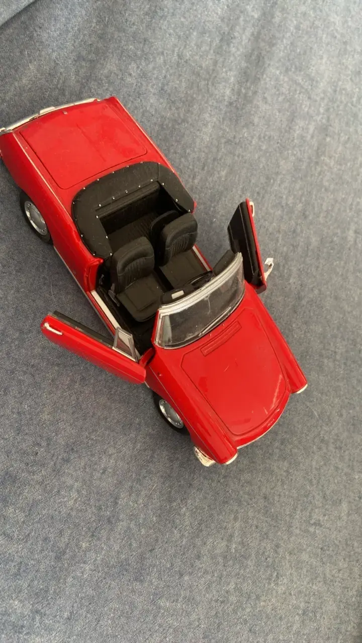 Auto de juguete convertible rojo con puertas abatibles