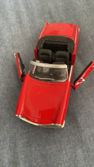 Auto de juguete convertible rojo con puertas abatibles - miniatura 2