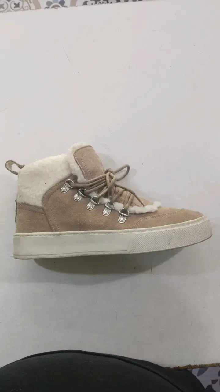 Botines de gamuza beige con forro de lana