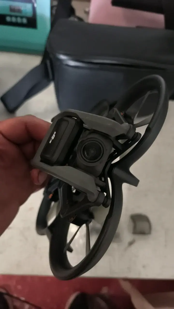 Solo el Drone DJI avata 1 con control remoto - 1