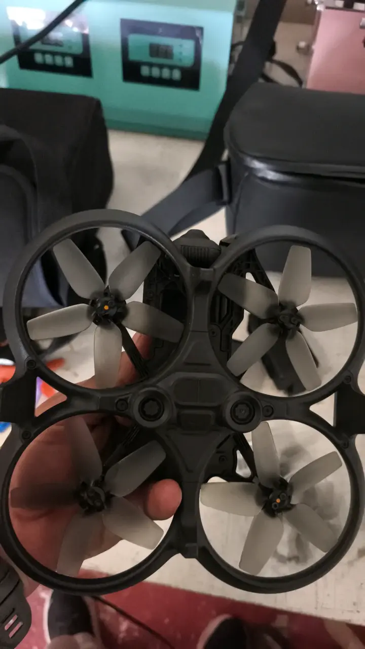 Solo el Drone DJI avata 1 con control remoto - 3
