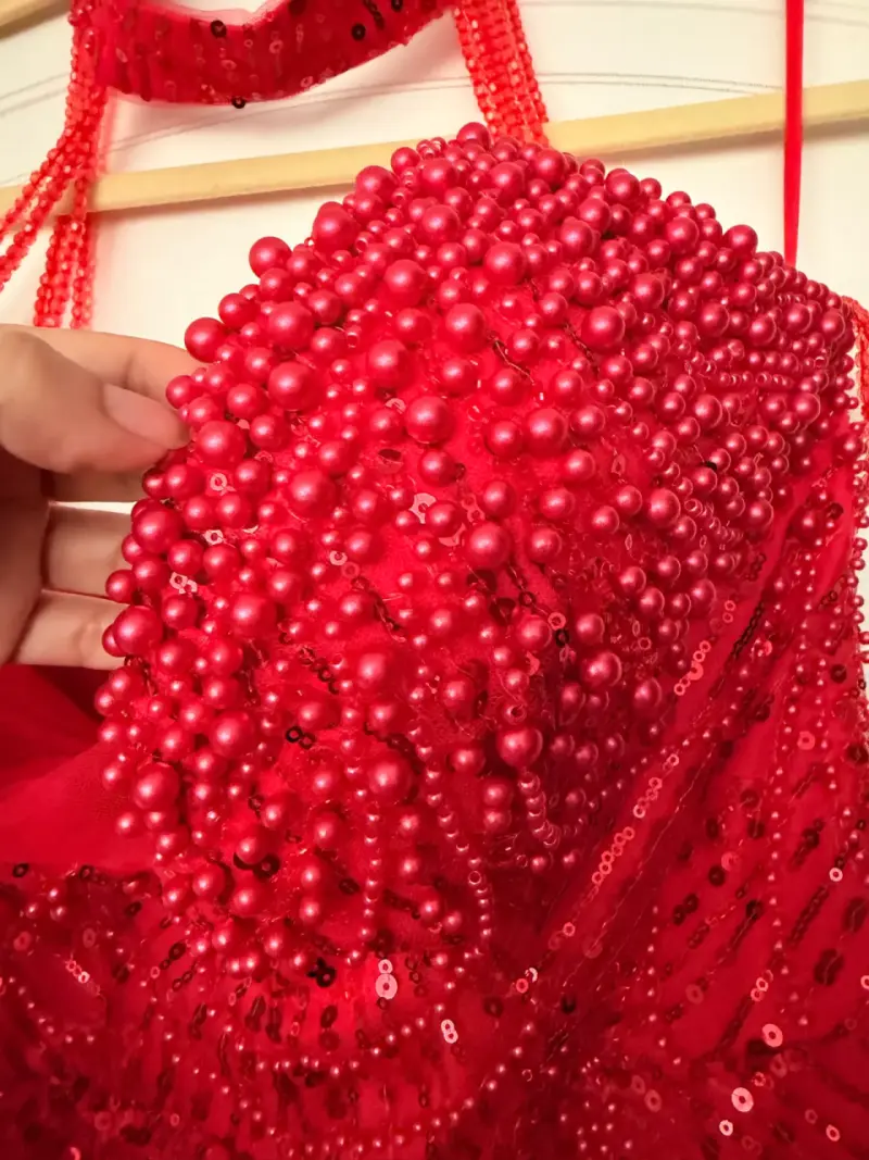 Vestido largo rojo con lentejuelas y perlas - 4