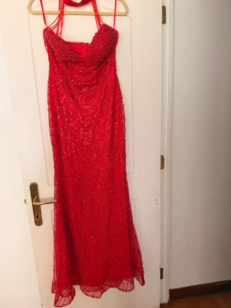Vestido largo rojo con lentejuelas y perlas - 5