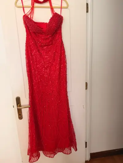 Vestido largo rojo con lentejuelas y perlas - miniatura 5