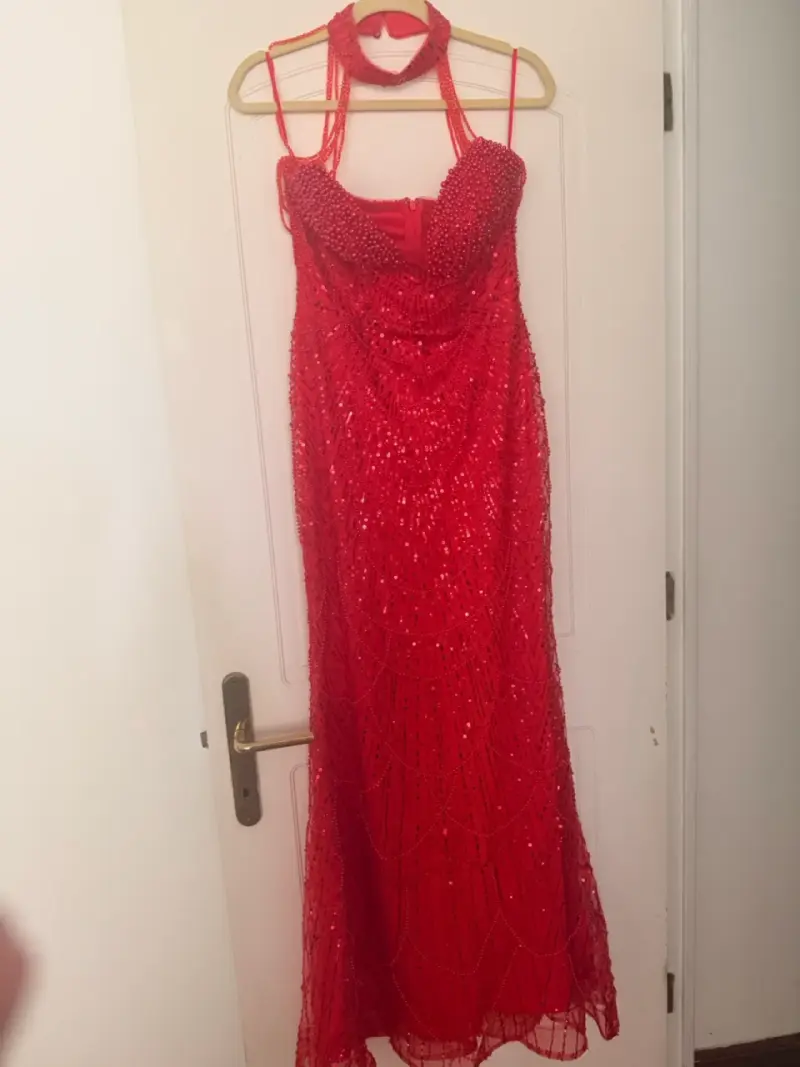 Vestido largo rojo con lentejuelas y perlas - 6