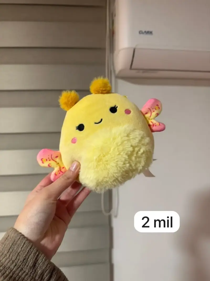 Peluche amarillo con alas de mariposa