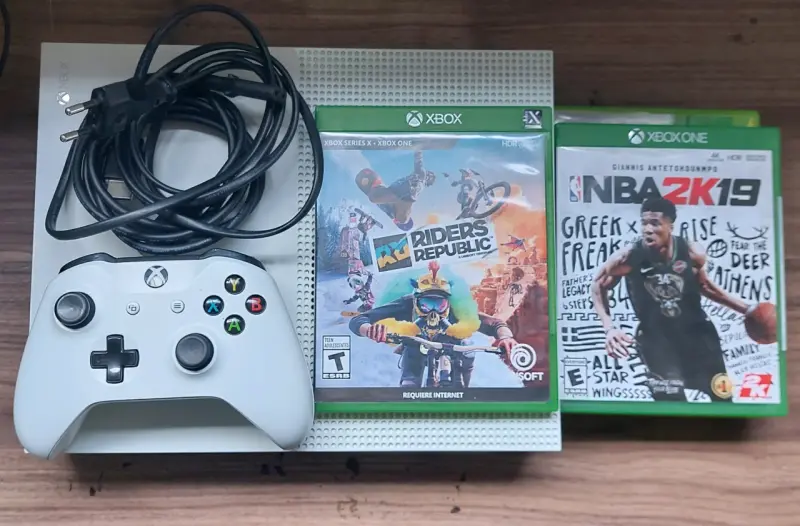 Consola Xbox One S con control y juegos - 1