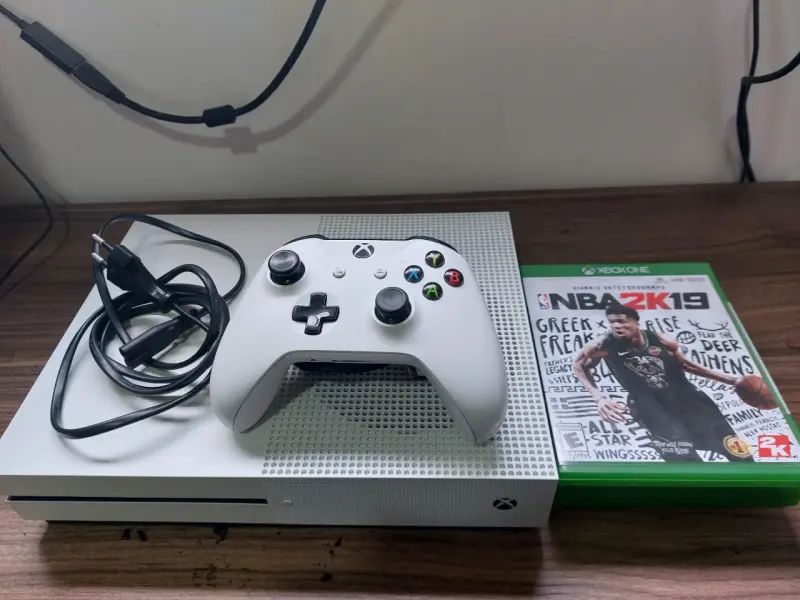 Consola Xbox One S con control y juegos - 2