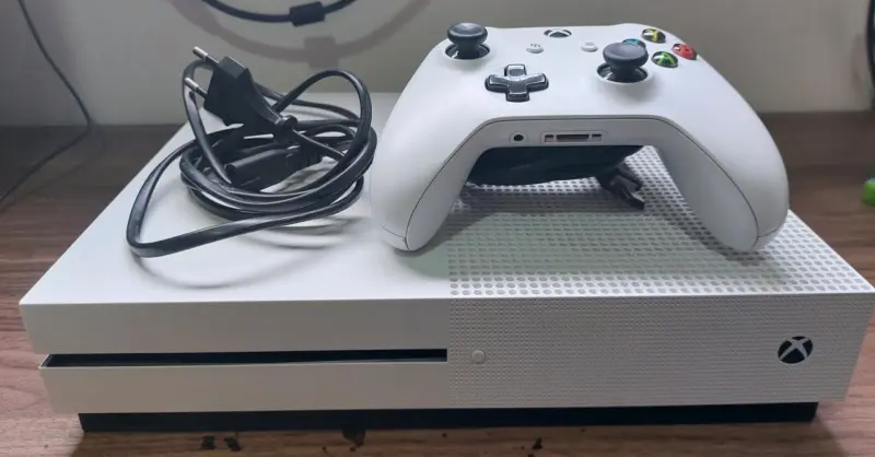 Consola Xbox One S con control y juegos - 3