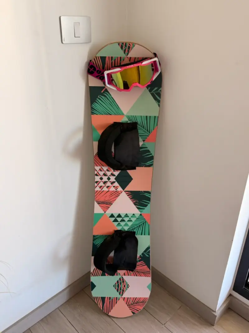 Tabla de sandboard con diseño geométrico y gafas - 1