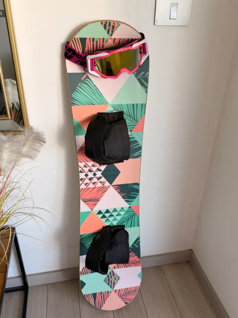 Tabla de sandboard con diseño geométrico y gafas - 2