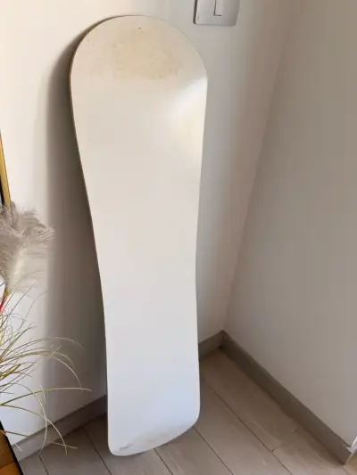 Tabla de sandboard con diseño geométrico y gafas - miniatura 3
