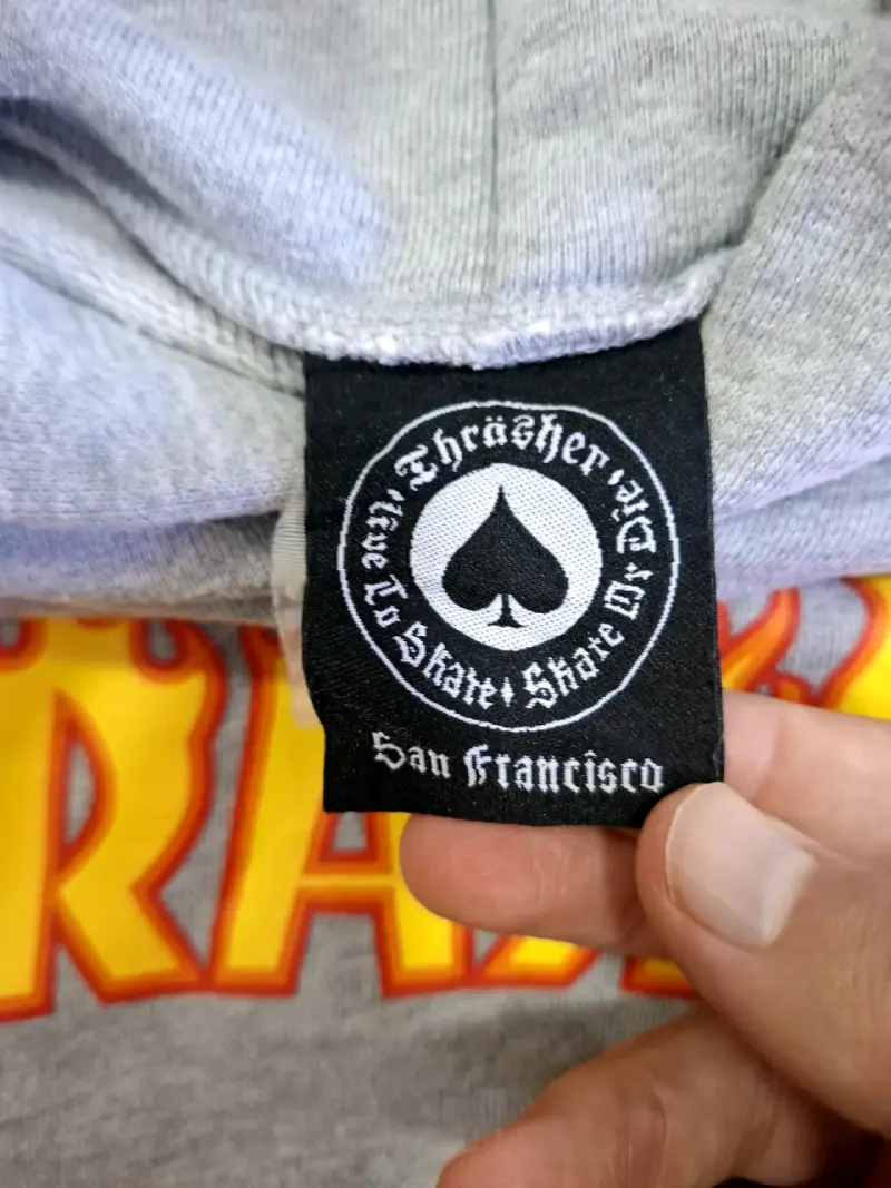 Polerón con capucha Thrasher gris logo llamas - 3