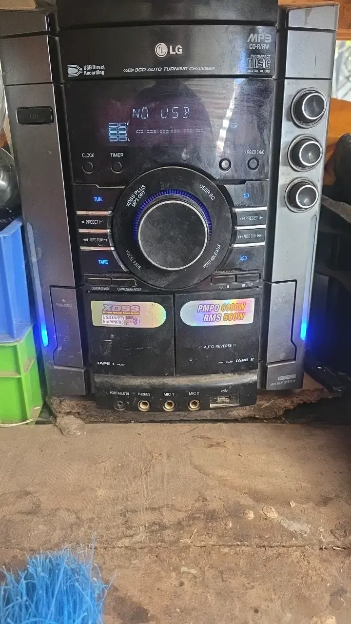 Sistema de sonido LG con reproductor de CD y USB - 1