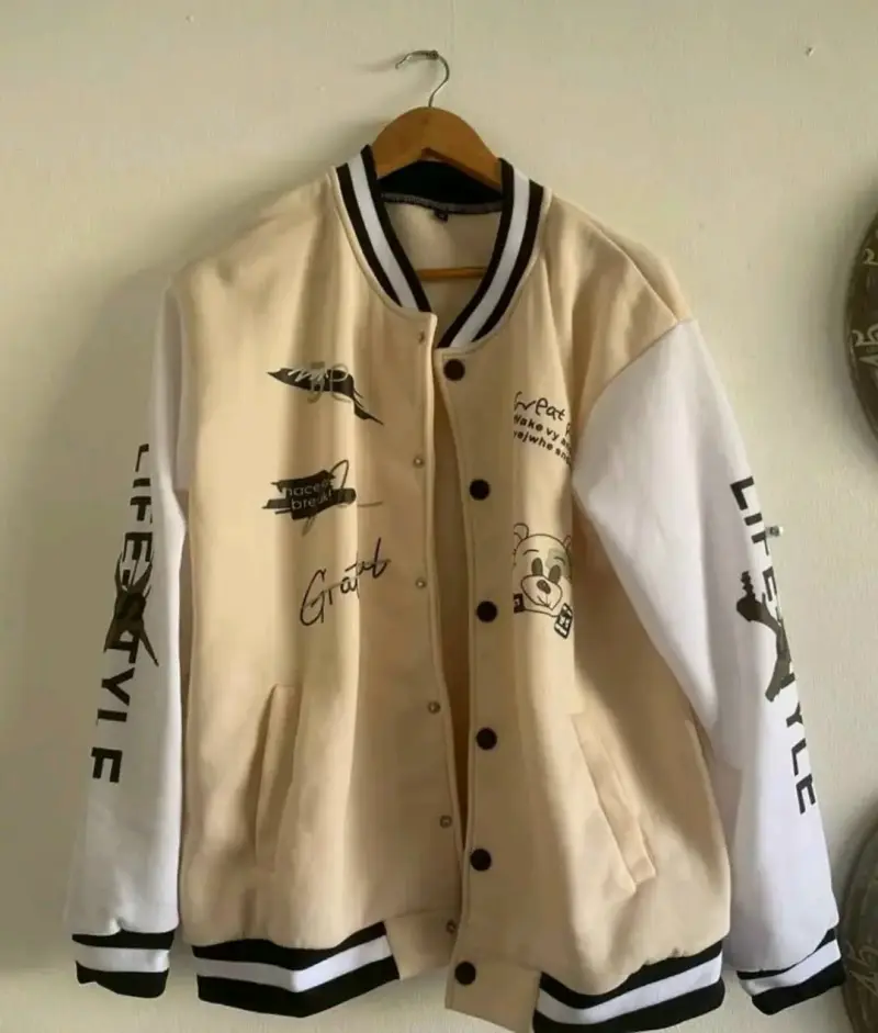 Chaqueta beige y blanco con estampado - 1