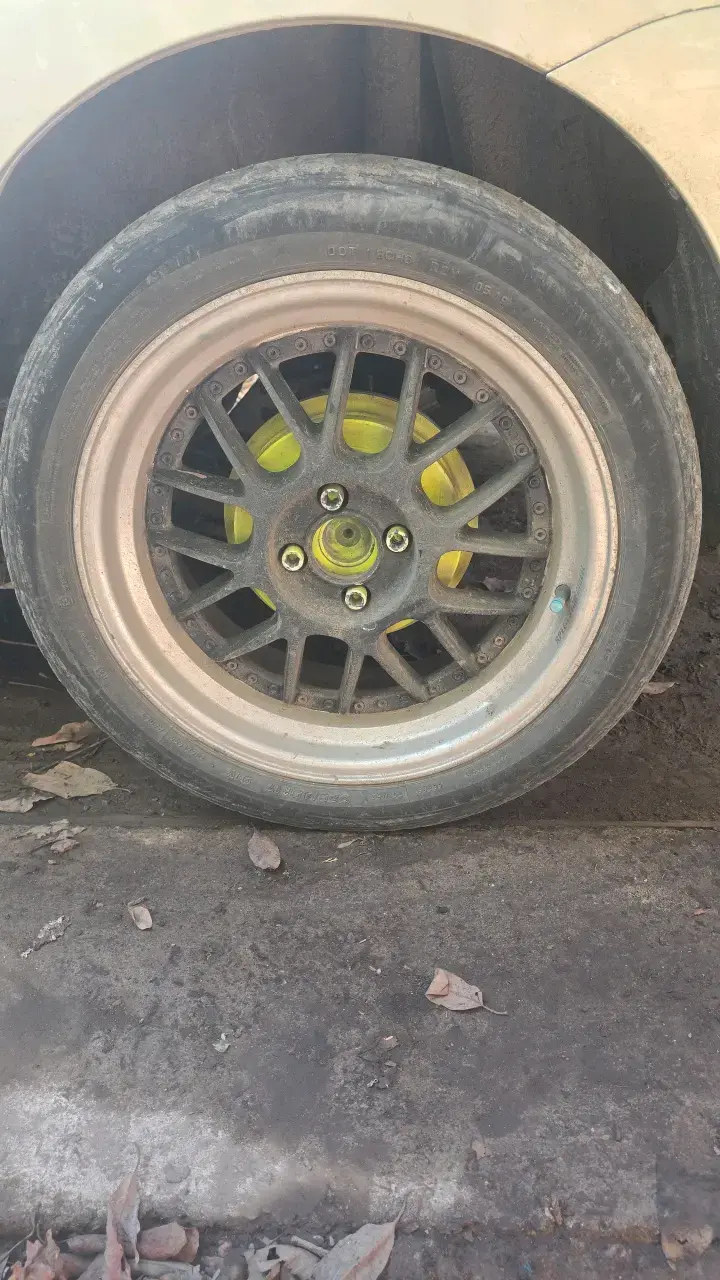 Llanta de aleación para auto con diseño deportivo