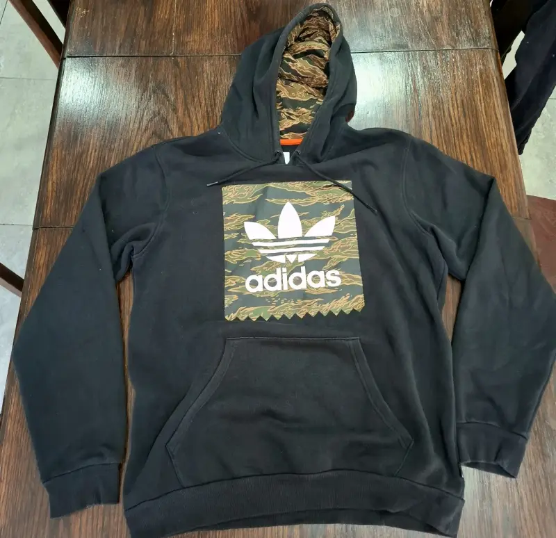 Polerón con capucha Adidas negro diseño camuflado - 1