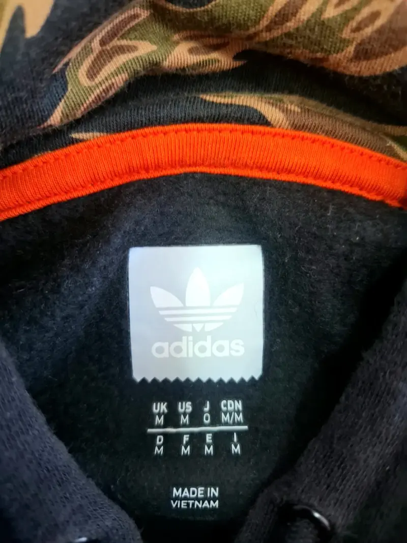 Polerón con capucha Adidas negro diseño camuflado - 3