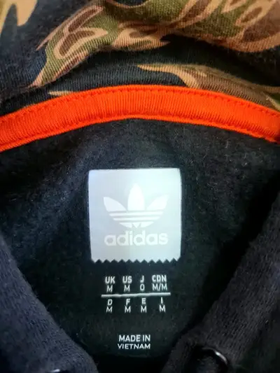 Polerón con capucha Adidas negro diseño camuflado - miniatura 3