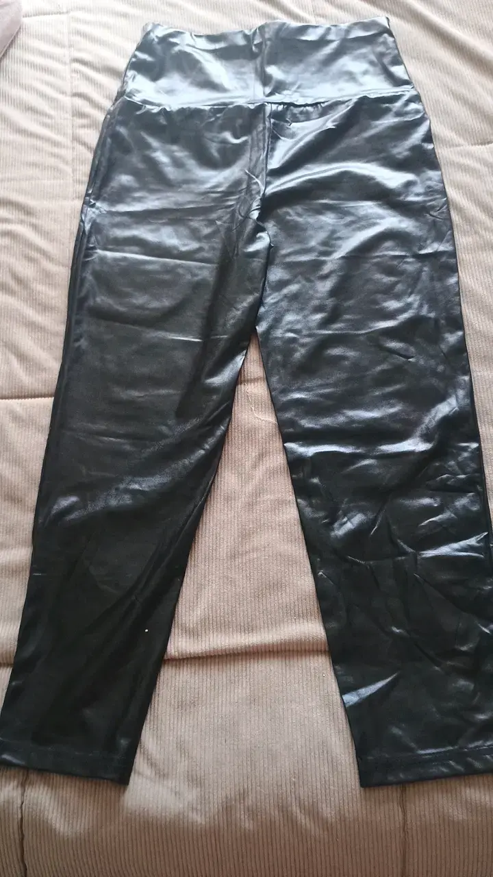 Pantalones de cuero sintético negro para mujer