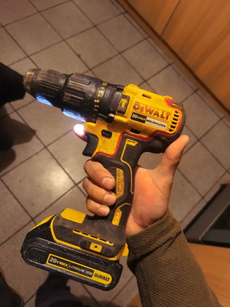 Taladro Inalámbrico DeWalt 20V Max Brushless - 1