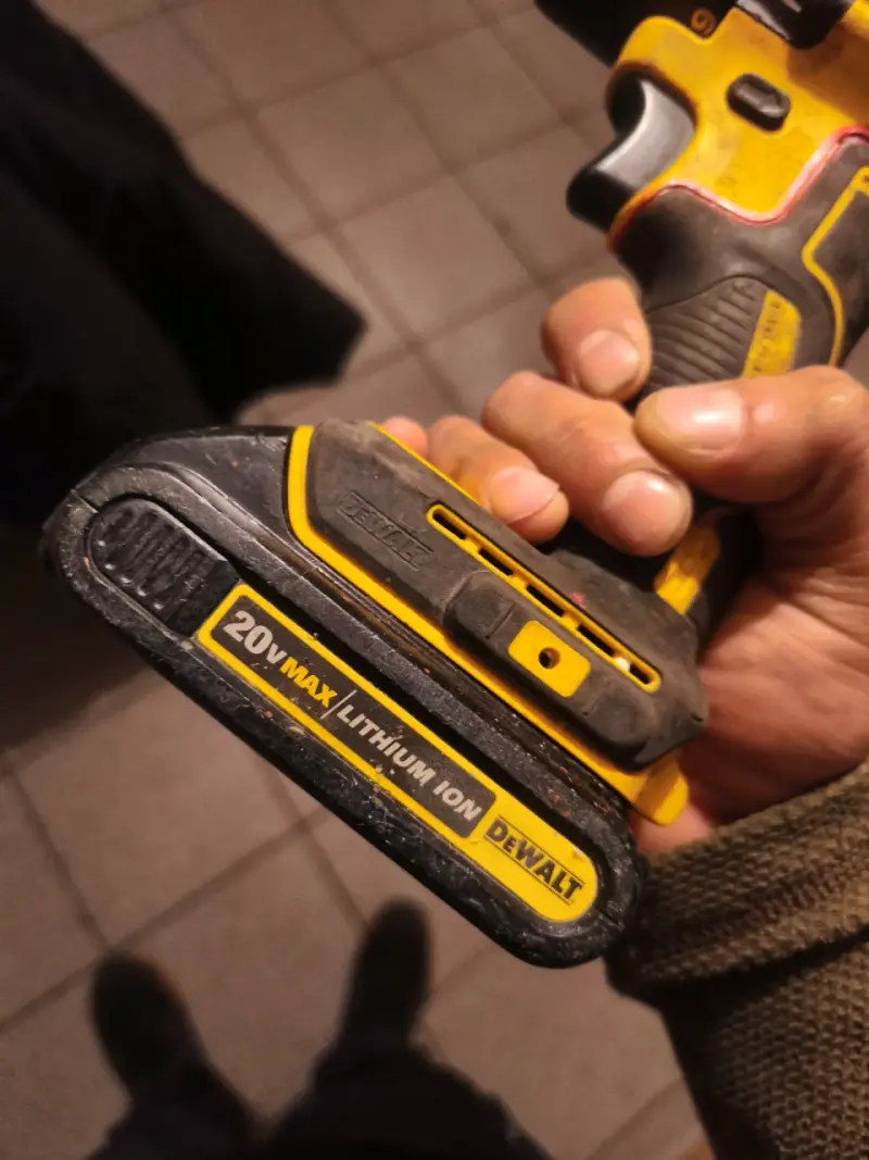 Taladro Inalámbrico DeWalt 20V Max Brushless - 4