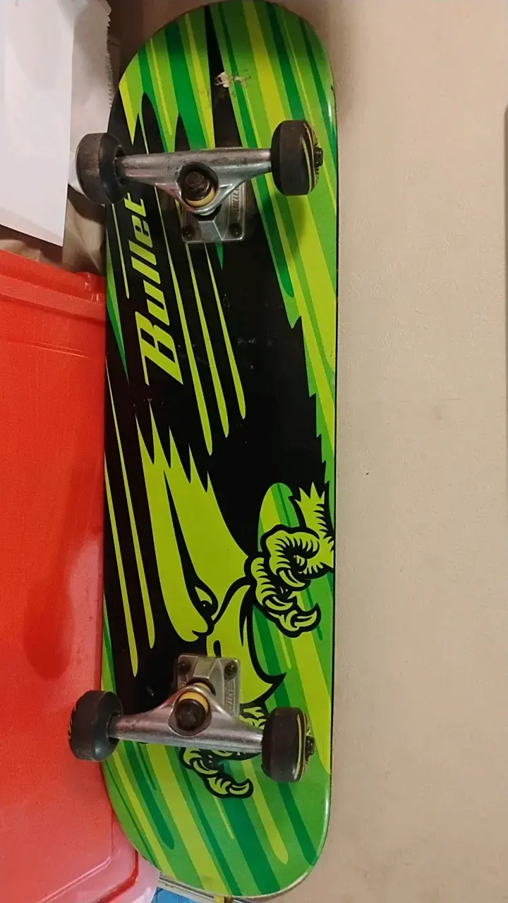 Skateboard Bullet con diseño verde y negro - 2