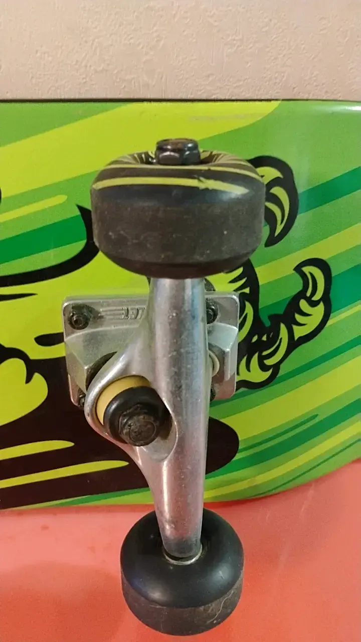 Skateboard Bullet con diseño verde y negro - 3