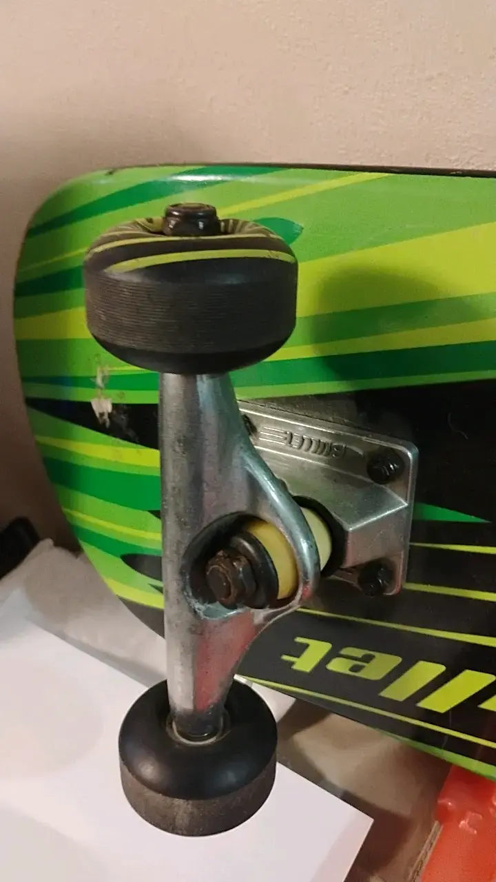 Skateboard Bullet con diseño verde y negro - 4