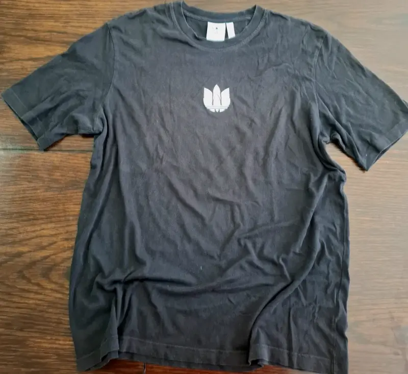 Polera negra Adidas con logo estampado - 1
