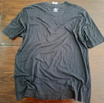 Polera negra Adidas con logo estampado - miniatura 2