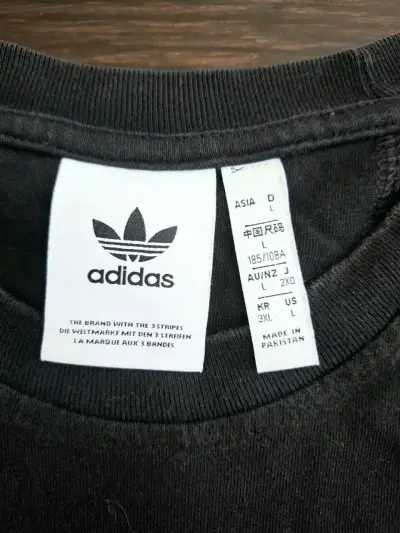 Polera negra Adidas con logo estampado - miniatura 3
