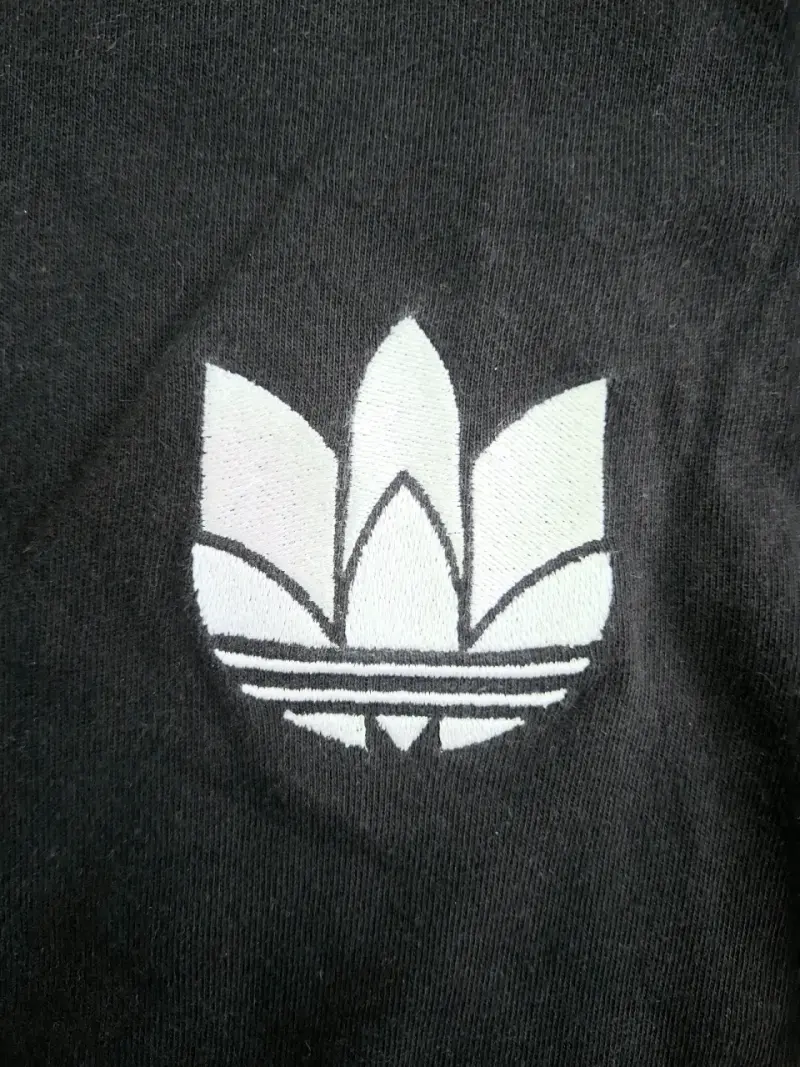 Polera negra Adidas con logo estampado - 4