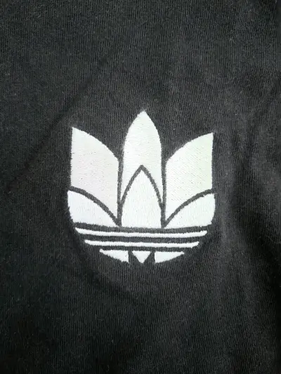 Polera negra Adidas con logo estampado - miniatura 4