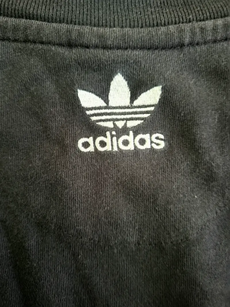 Polera negra Adidas con logo estampado - 5