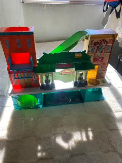 Casa de juego de acción con tobogán - miniatura 2