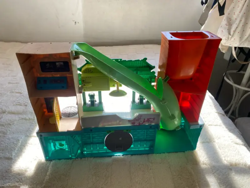 Casa de juego de acción con tobogán - 3