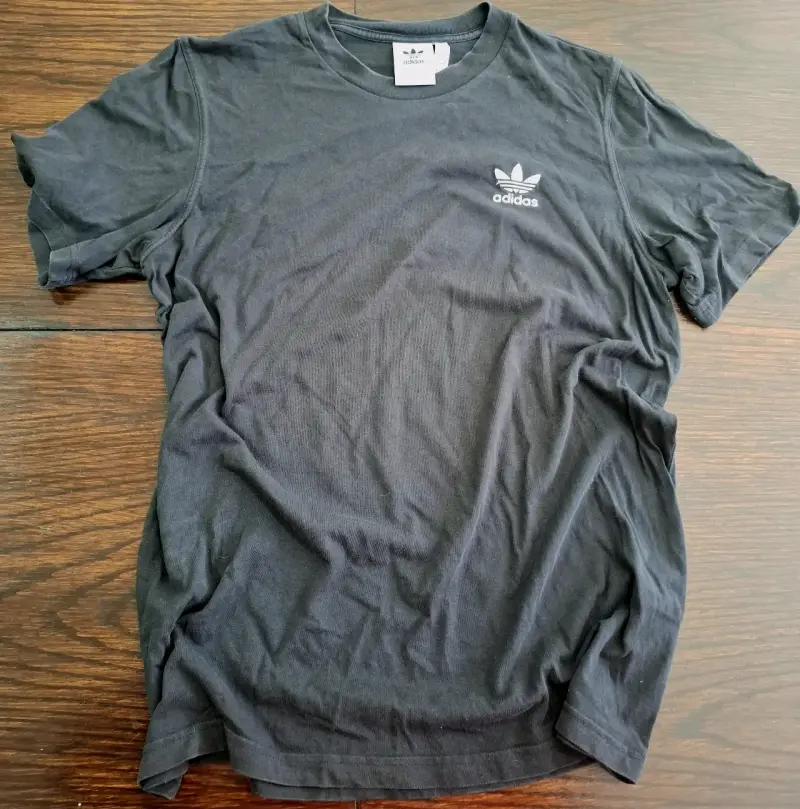 Polera negra Adidas con logo bordado - 1