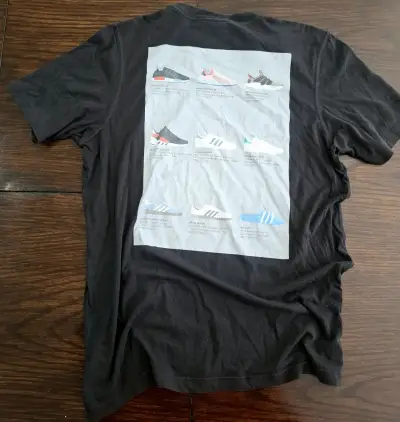Polera negra Adidas con logo bordado - miniatura 2
