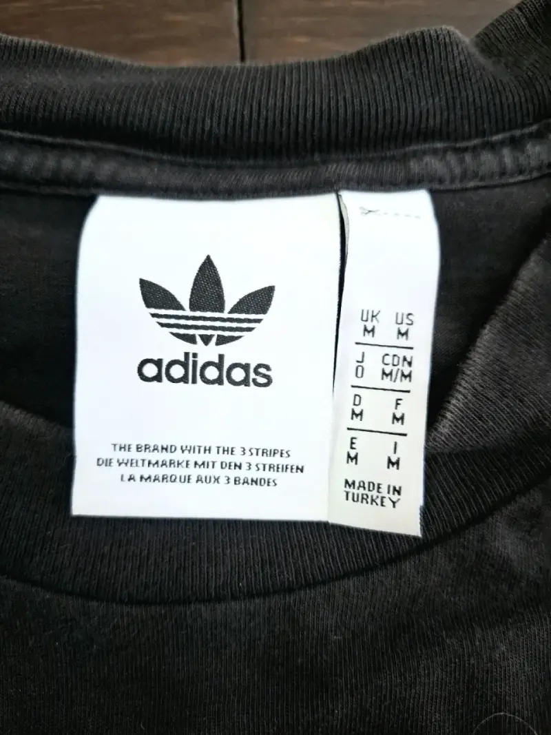 Polera negra Adidas con logo bordado - 3