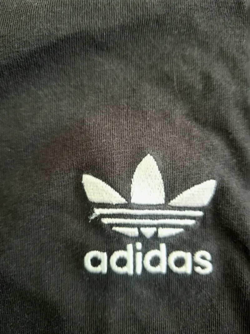 Polera negra Adidas con logo bordado - 4