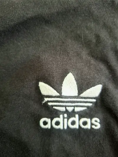 Polera negra Adidas con logo bordado - miniatura 4