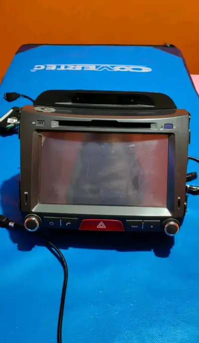 Radio para auto con pantalla táctil y GPS - miniatura 1
