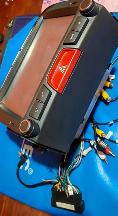 Radio para auto con pantalla táctil y GPS - miniatura 2