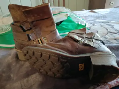 Botines de cuero marrón CAT con hebillas - miniatura 1