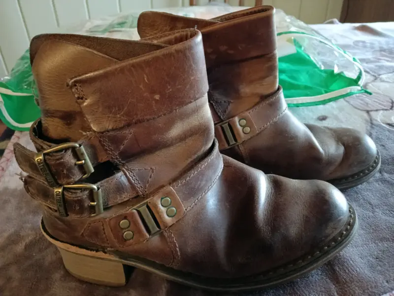 Botines de cuero marrón CAT con hebillas - 2